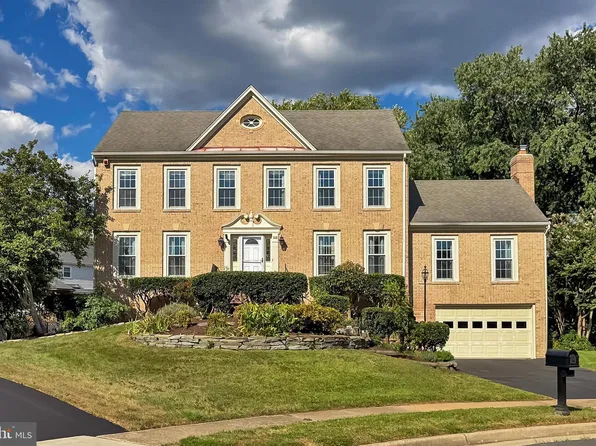 406 Woodgrove Ct, Herndon, VA 20170