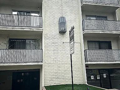 2nd image of 544 S Saint Andrews Pl APT 208
