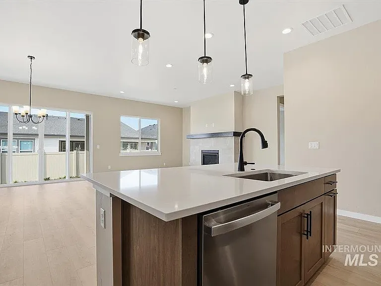 2309 N Ice Fire Ave — Photo 4