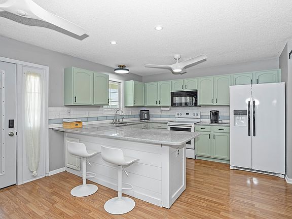5th image of 2519 Grand River Dr