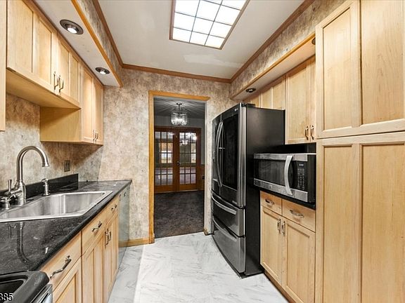 5th image of 56 Greenwich Dr