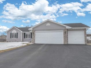 303 White Oak Dr, Poplar Grove, IL 61065