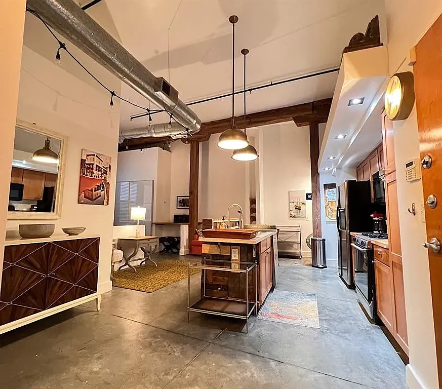 350 Peters St SW — Photo 1