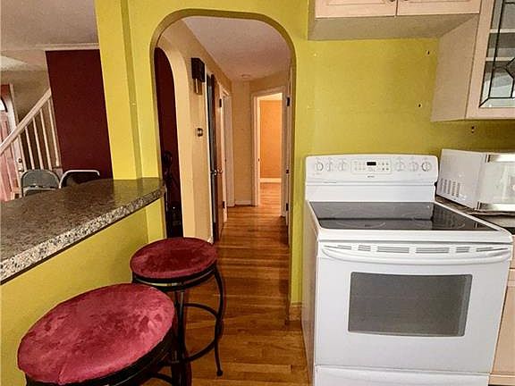 4th image of 105 Burgess Ave