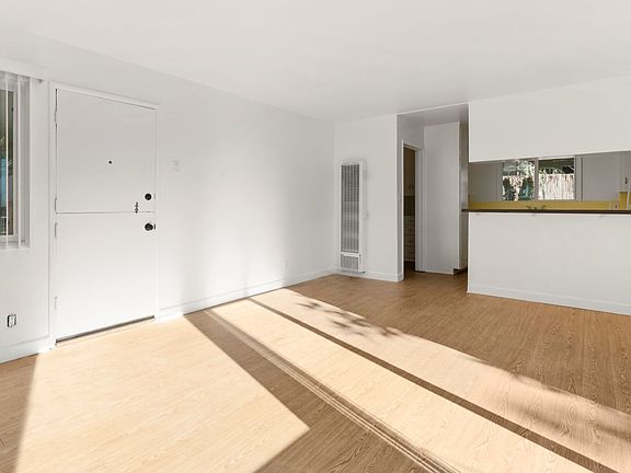 2nd image of 1550 Miramar Dr APT 1
