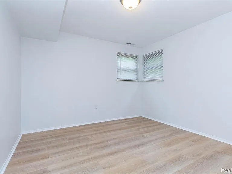 7580 Thornwood St — Photo 26