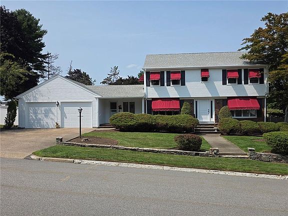 3rd image of 10 Surrey Ln