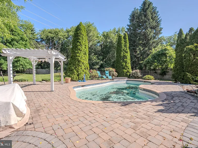 61 Amherst Way — Photo 51