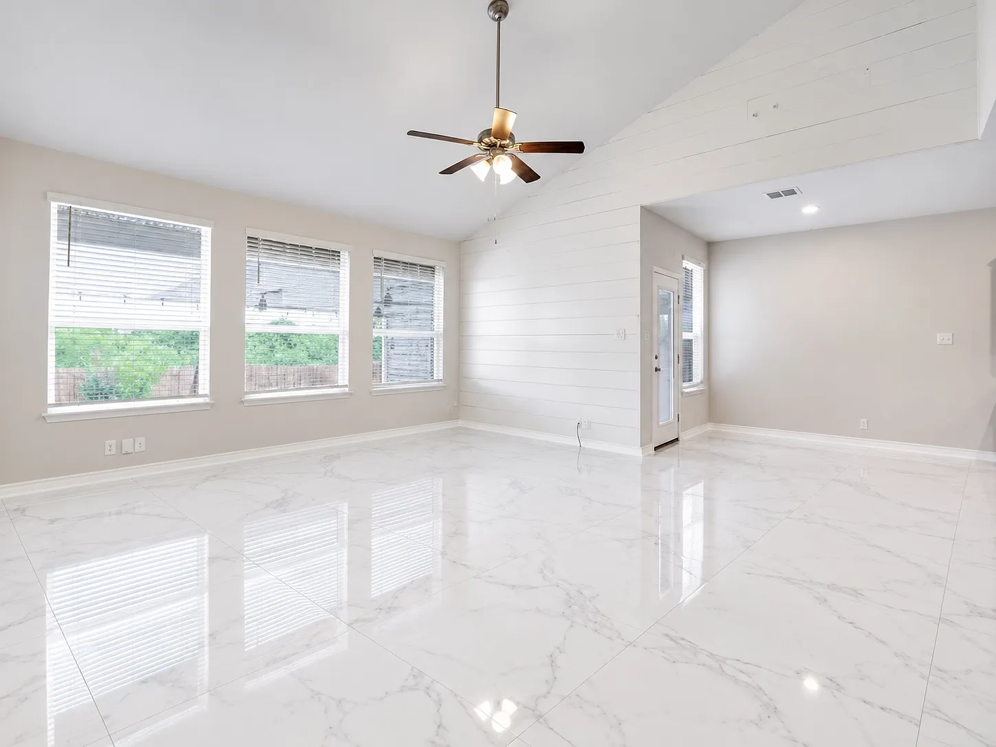 5 bed, 3.5 bath, 2710 sqft, $2,800 — Photo 3