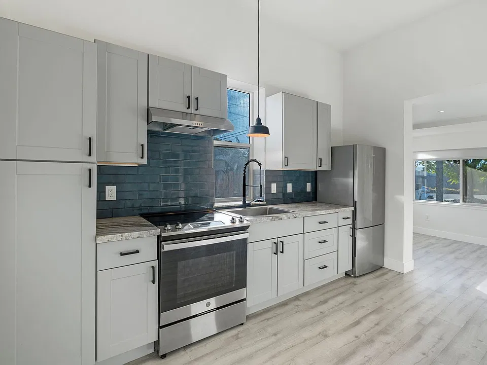903 W 7th Street