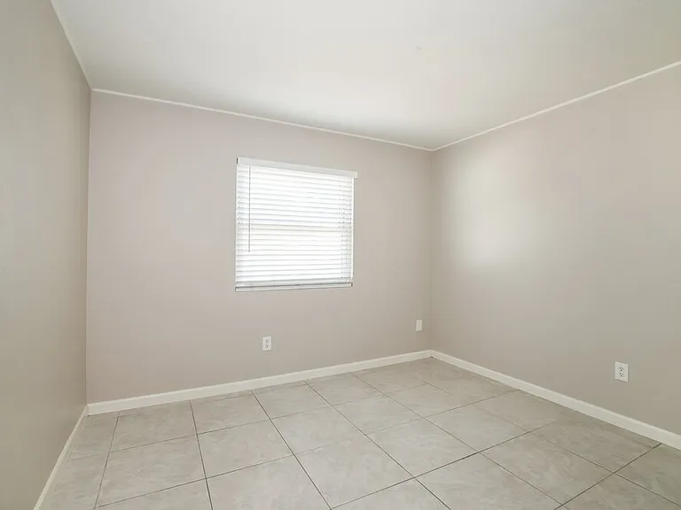 1915 S 39th St #19 — Photo 12