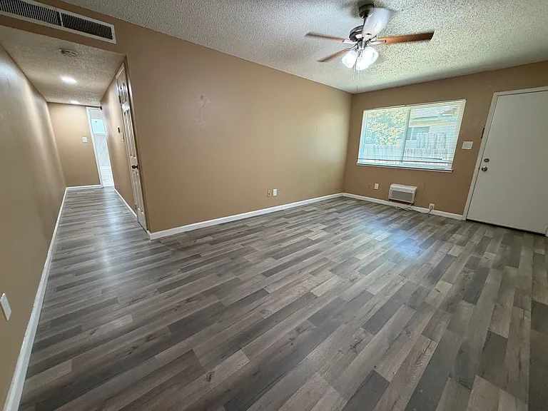 5725 Woodleigh Dr — Photo 7