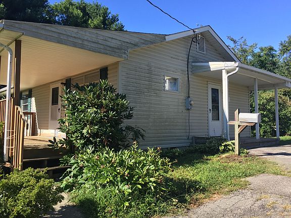 4th image of 90 Skyline St NE