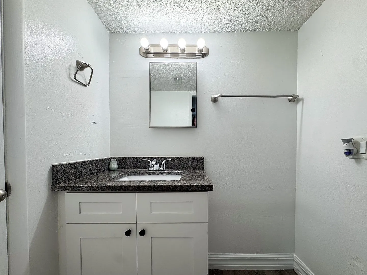 Updated one bedroom in Villa Del Sol Community — Photo 4