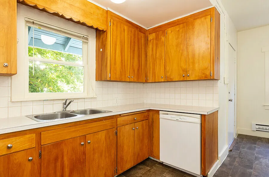 Spacious 6-Bedroom Apartment in Vibrant Fremont with Abundant Natural Light, Convenient Onsite La... — Photo 2