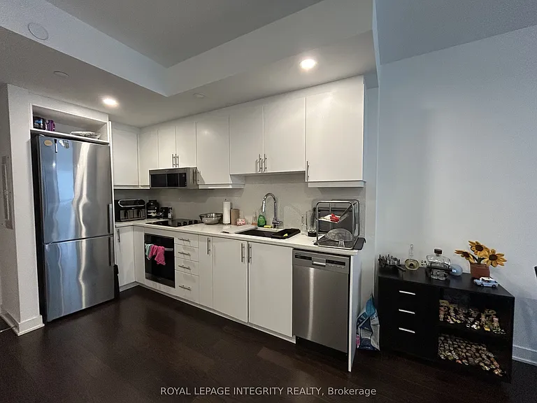 340 Queen St #810 — Photo 7