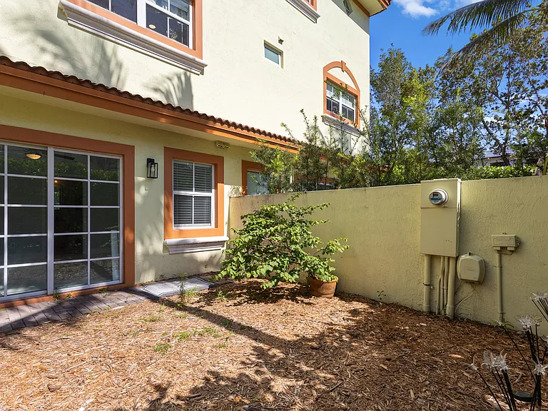 621 NE 8th Ave — Photo 60