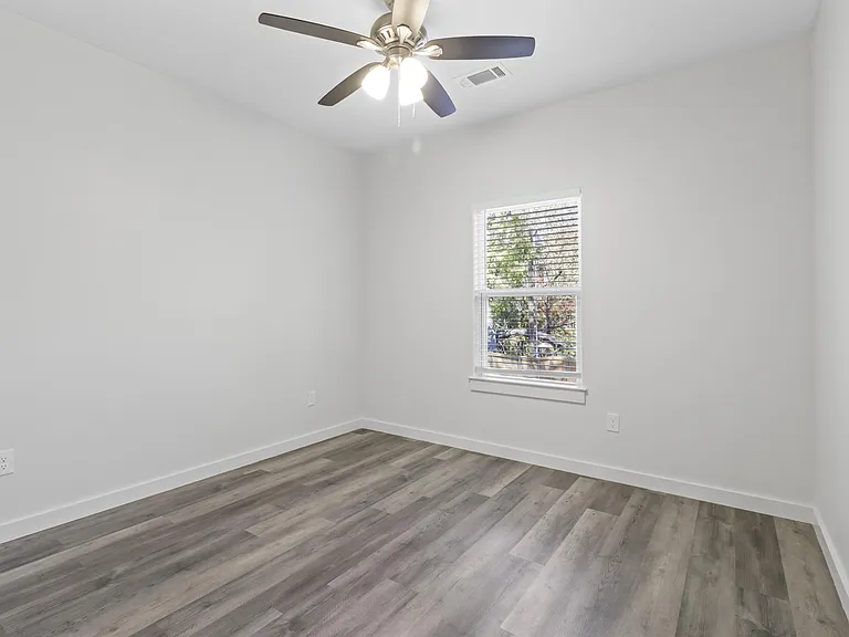223 W Walker St — Photo 8