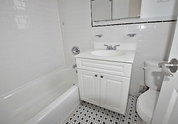4th image of 305 W 45th St APT 1E
