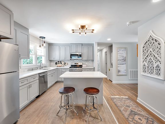 4th image of 316 Hillsboro St