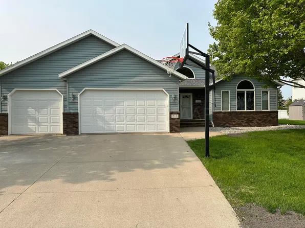 915 43rd Ave N, Fargo, ND 58102