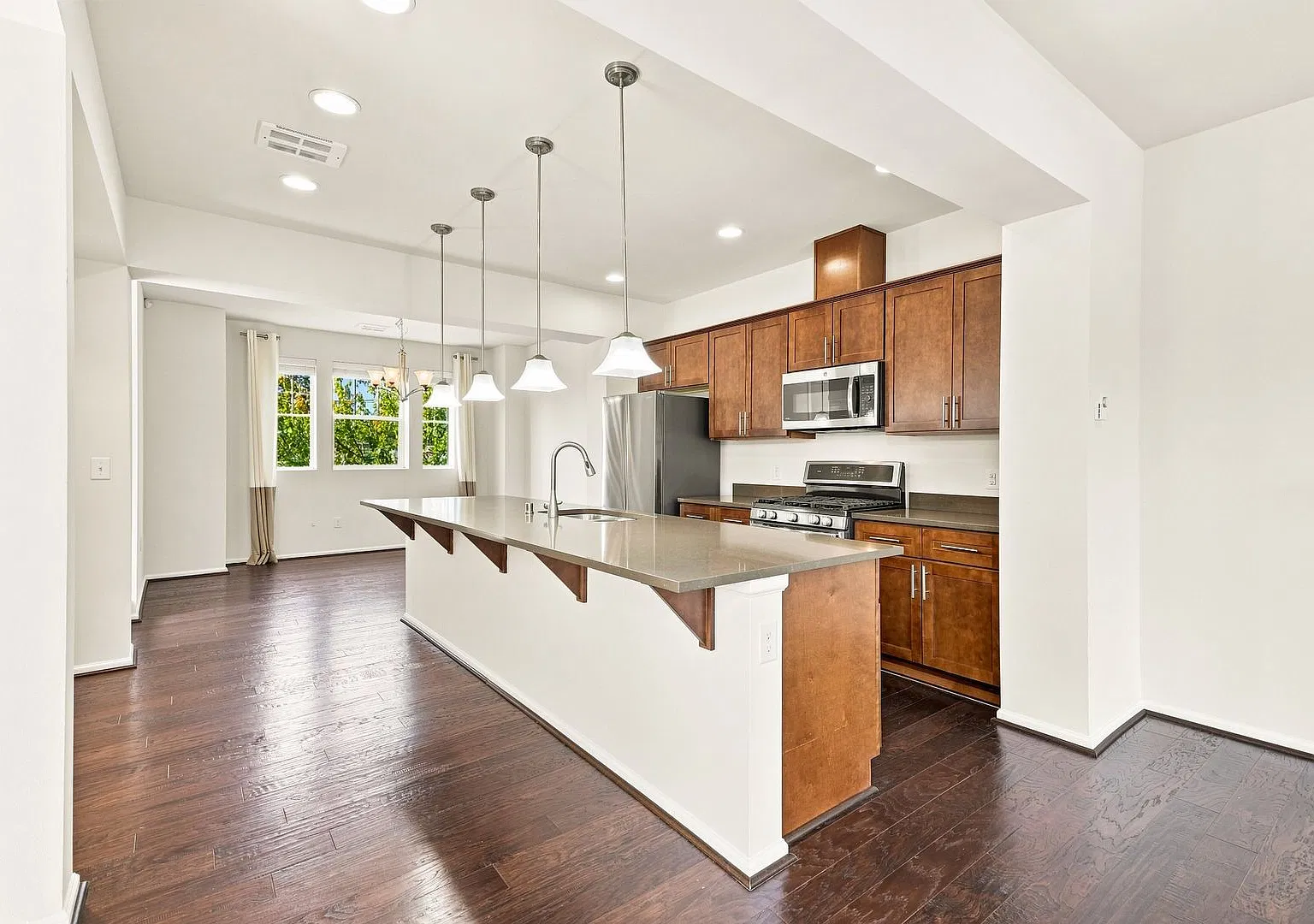 Luxurious Townhome in the Heart of Silverlake — Photo 4