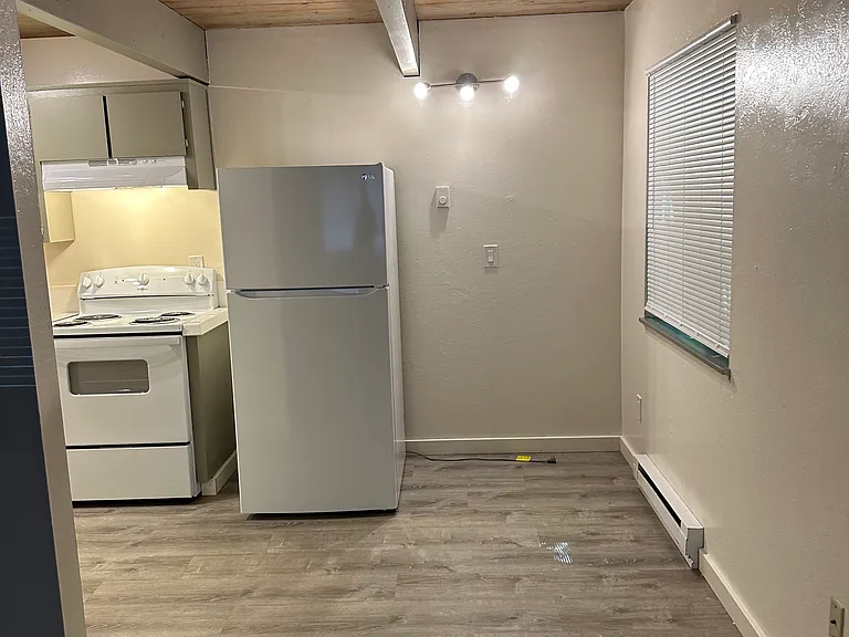 2425 SW Leonard St #3 — Photo 2