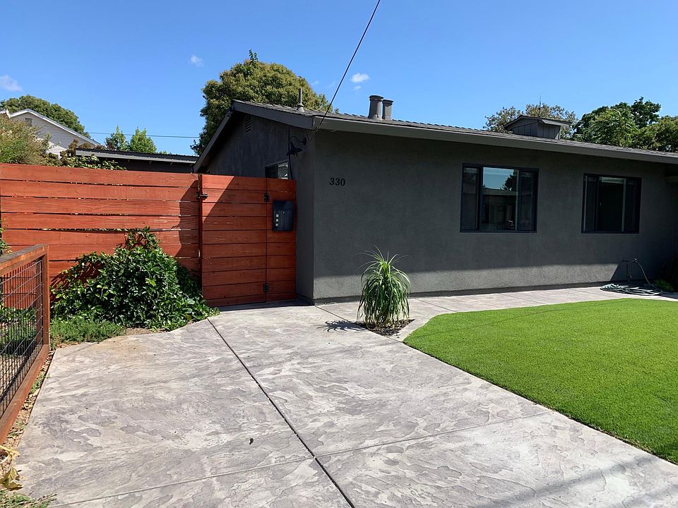 front yard view with parking
