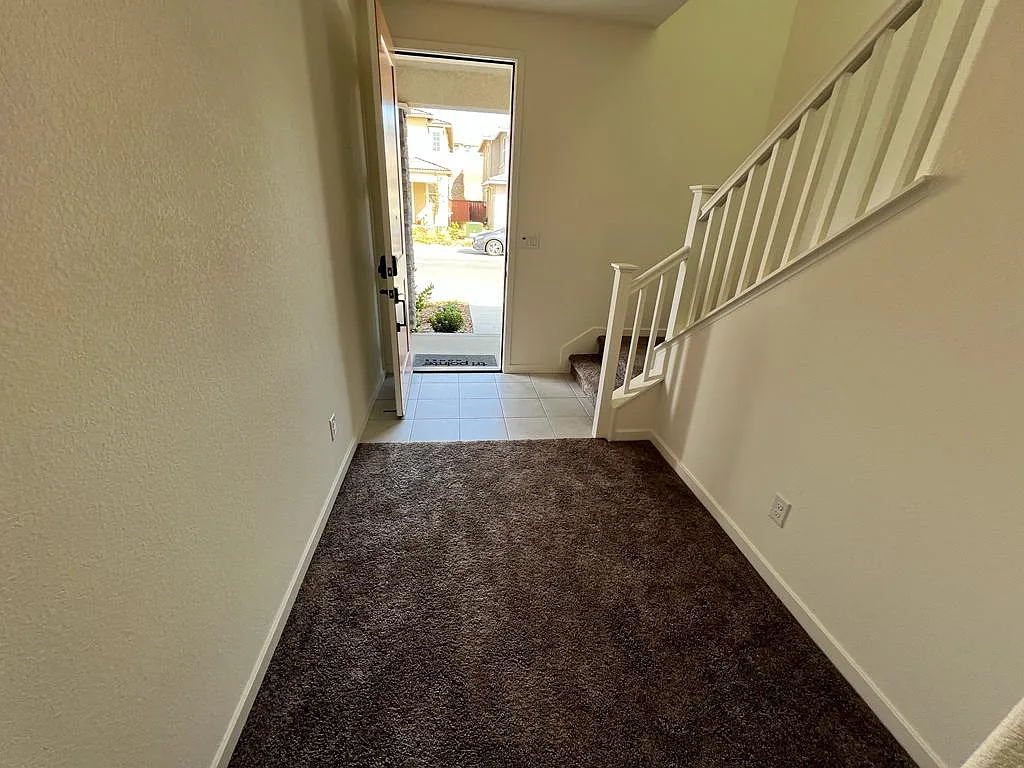 3 bed, 2.5 bath, 2050 sqft, $3,295 — Photo 4