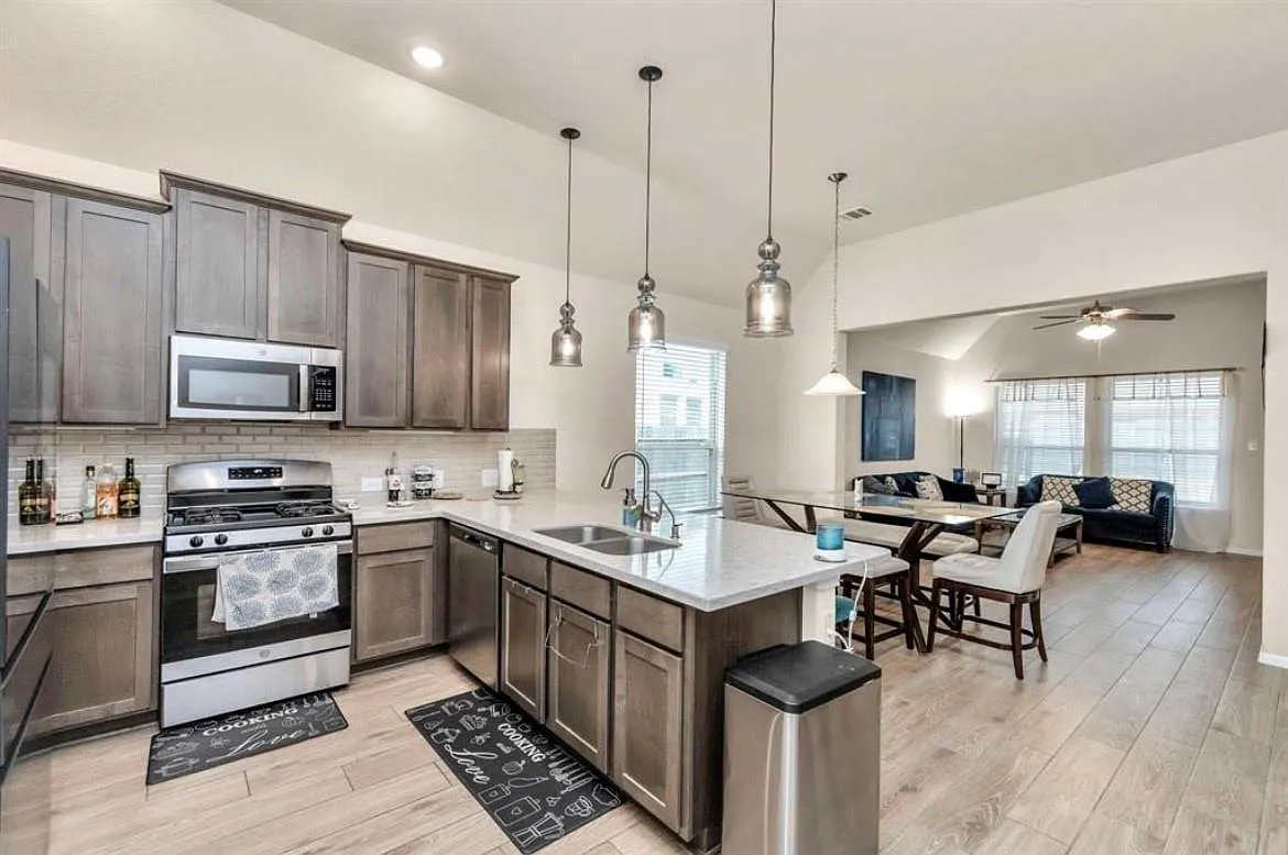 3 bed, 4.0 bath, 1698 sqft, $2,650 — Photo 2