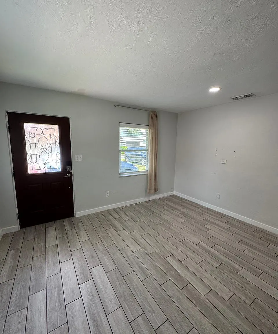 6706 S Himes Avenue — Photo 2