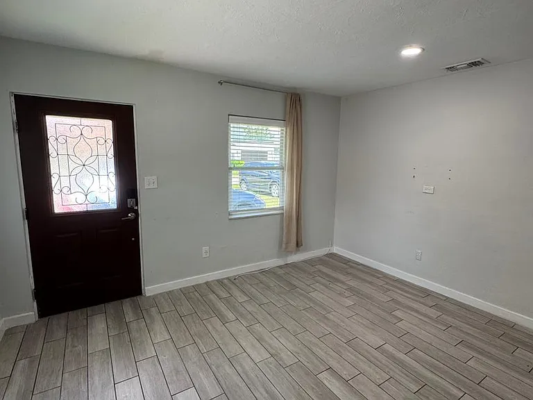 6706 S Himes Ave — Photo 2
