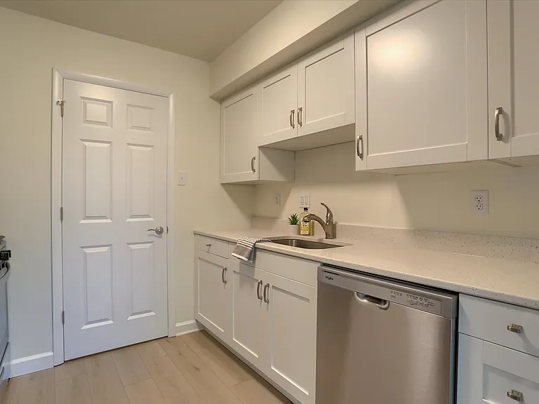 Twin Lakes Apartments — Photo 17