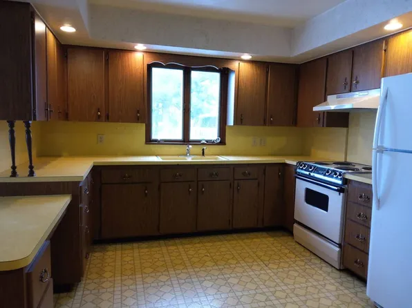 213 Crystal Valley Dr, Middlebury, IN 46540