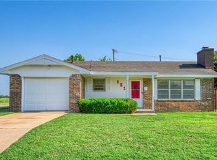 121 Mimosa St, Cordell, OK 73632