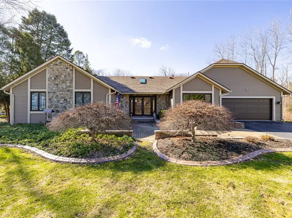 32 Stone Island Ln, Penfield, NY 14526
