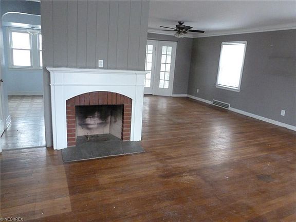 4th image of 14927 Esther Ave