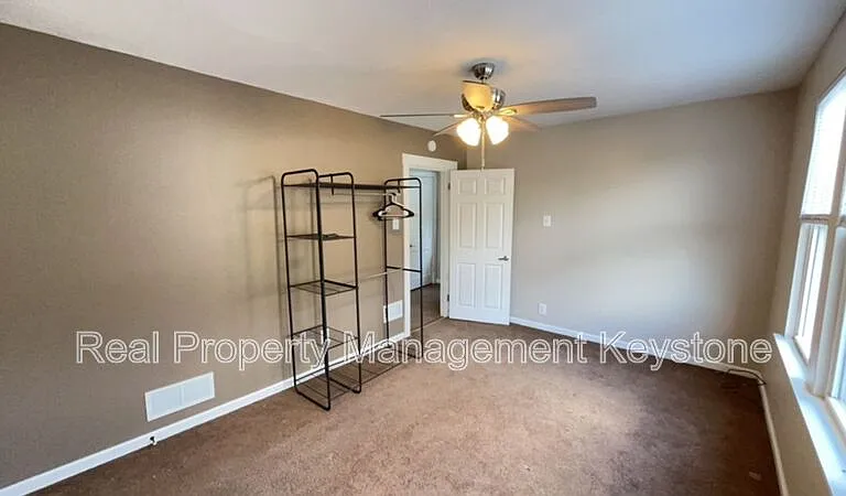 303 Lexington Ct — Photo 8