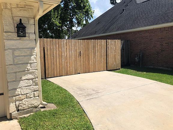 5th image of 2926 Lake Breeze Ln