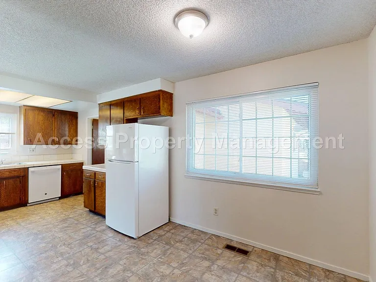 1441 Montclair Dr — Photo 14