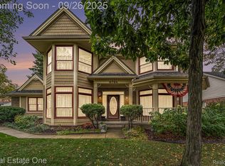 6764 Redford Cir, Troy, MI