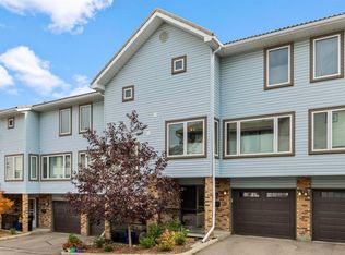 76 W Coachway Gdns SW, Calgary, AB T3H2V9