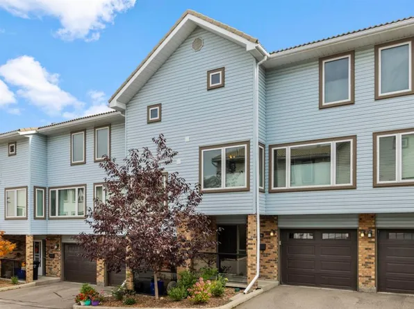 76 W Coachway Gdns SW, Calgary, AB T3H 2V9