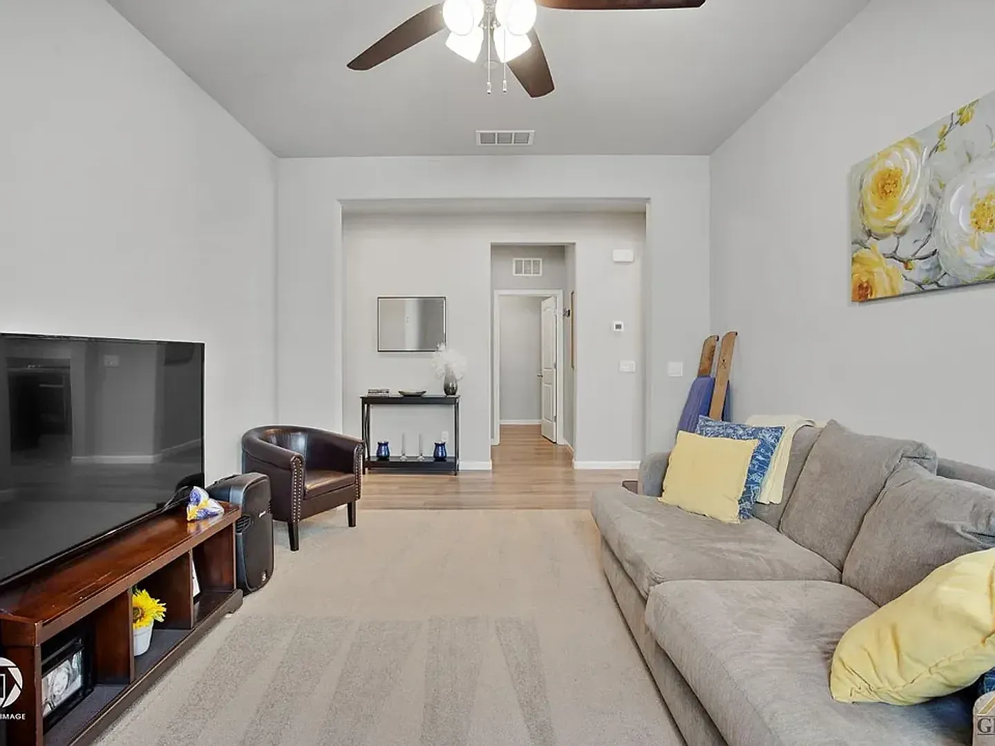 3 bed, 2.0 bath, 2009 sqft, $3,000 — Photo 2