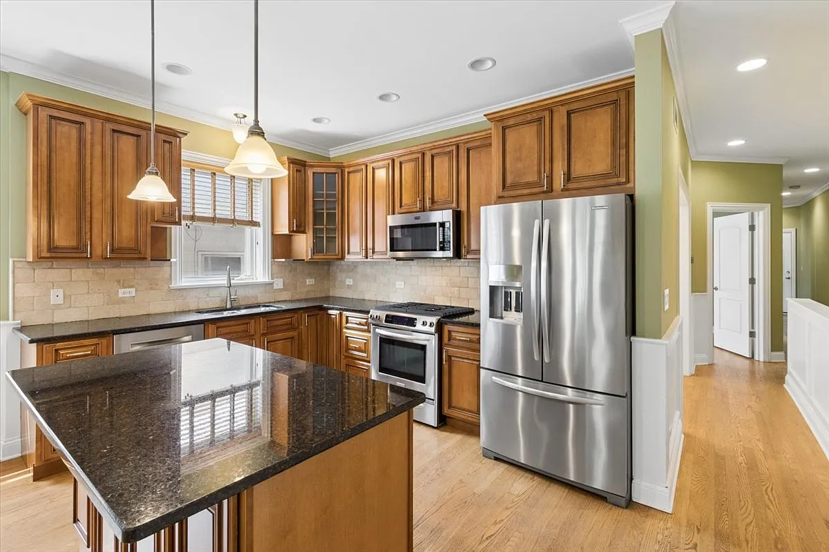 4 bed, 3.5 bath, 2400 sqft, $3,900 — Photo 4