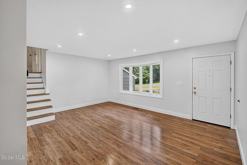 5th image of 8 Cedarcrest Drive