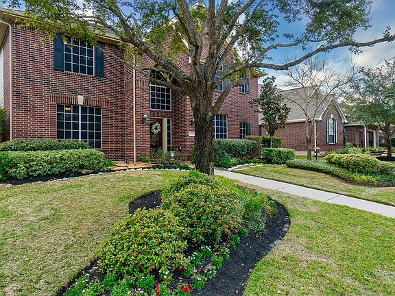 Located on a cul-de-sac street this community is sought after for its Tomball ISD schools and community amenities.