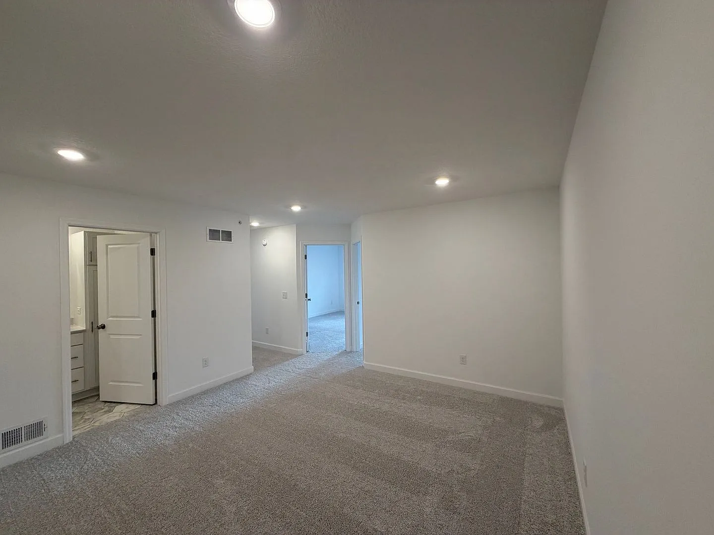 Brand New, New Construction! 3 Bed/2.5 Bath Townhouse- Available Now! — Photo 3