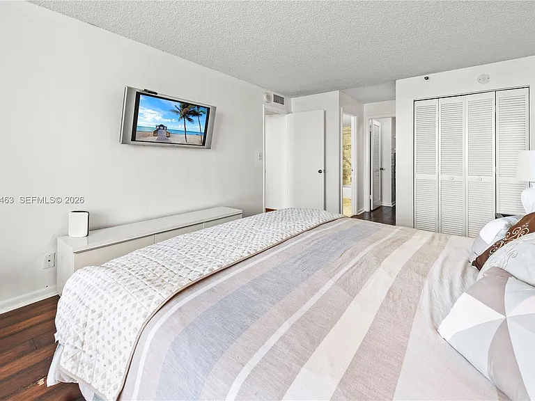 2555 Collins Ave #403 — Photo 16