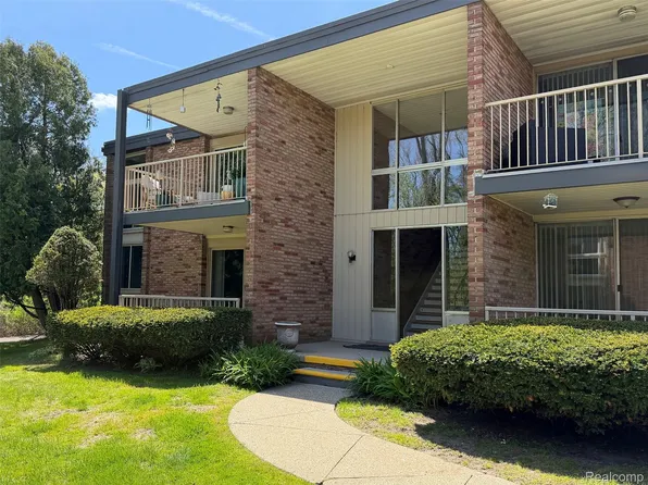 4043 W Maple Rd Building D, Bloomfield Hills, MI 48301